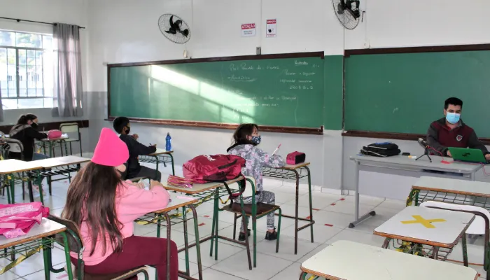 Secretaria de Saúde aumenta limite de alunos por sala de aula nas escolas do Paraná
