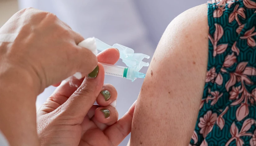 Mais de 670 doses da vacina contra a gripe foram aplicadas em Maringá no primeiro dia de campanha