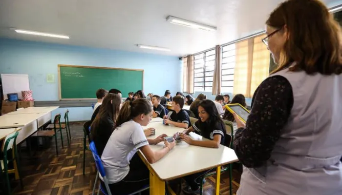 Com reajuste salarial, piso dos professores paranaenses chega a R$ 5,5 mil