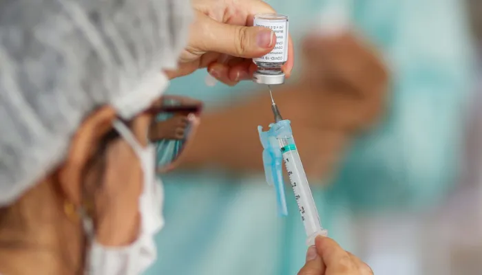 Maringá atinge marca de 56% da população total imunizada com duas doses ou dose única