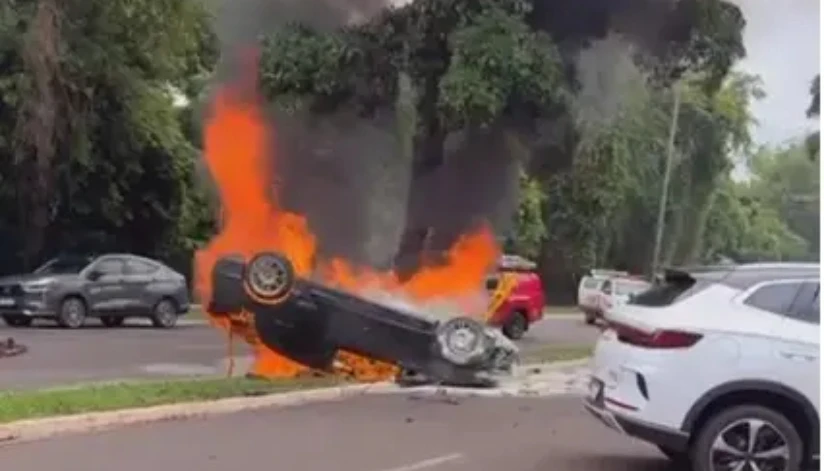 Carro capota e pega fogo na Avenida Itororó