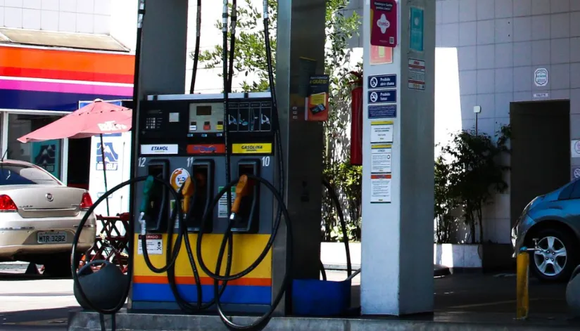 Com retomada dos impostos federais sobre combustíveis, preços da gasolina e etanol podem aumentar