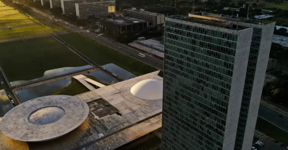 Entenda quais são as funções dos senadores e deputados