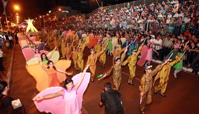 Mais de 20 mil pessoas homenagearam Maringá no desfile de aniversário