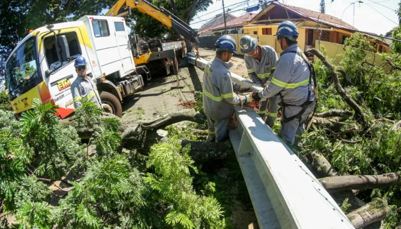 Mais de 200 equipes da Copel estão em Maringá para reparos de postes e fiações