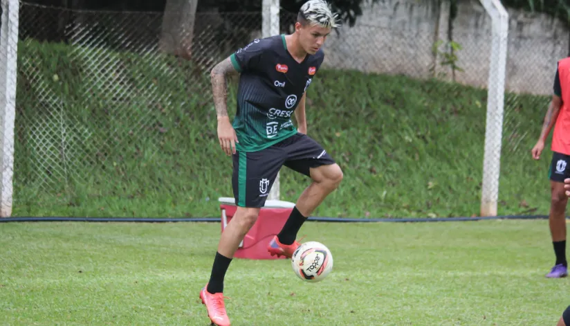 A foto mostra um jogador do Maringá FC com a bola.