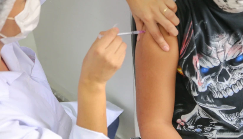 Vacinação contra HPV para adolescentes segue disponível em todos os municípios do Paraná