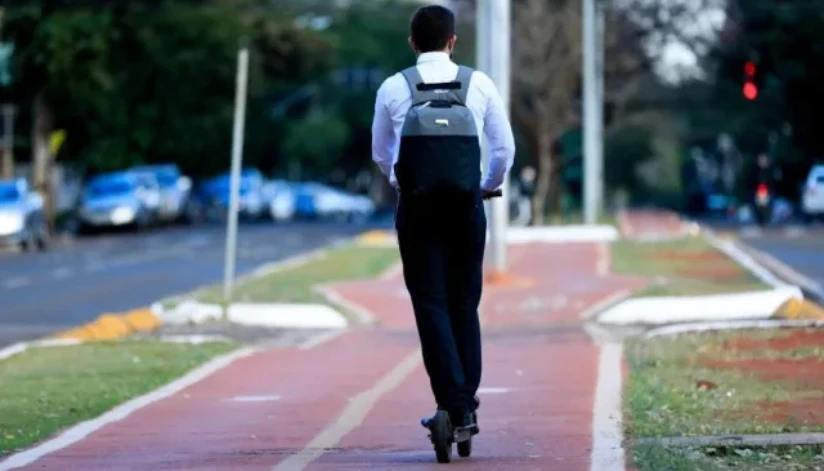Lei determina regras para uso de patinetes elétricos em Maringá; saiba quais são Lei determina regras para uso de patinetes elétricos em Maringá; saiba mais