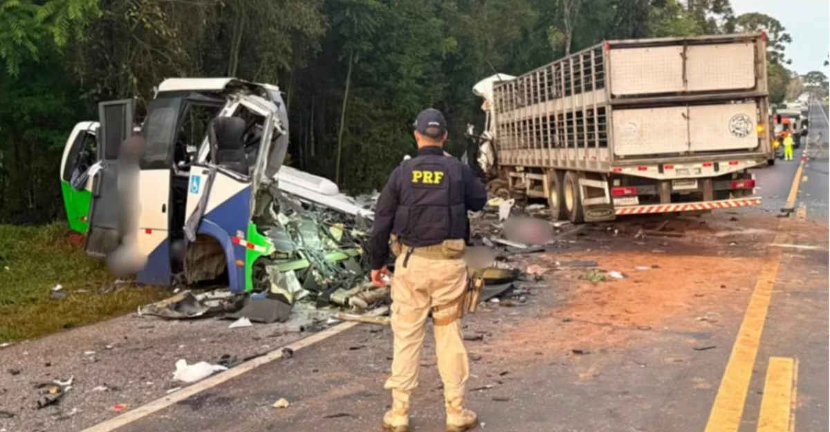 Acidente deixa 23 mortos e cinco feridos no Paraná