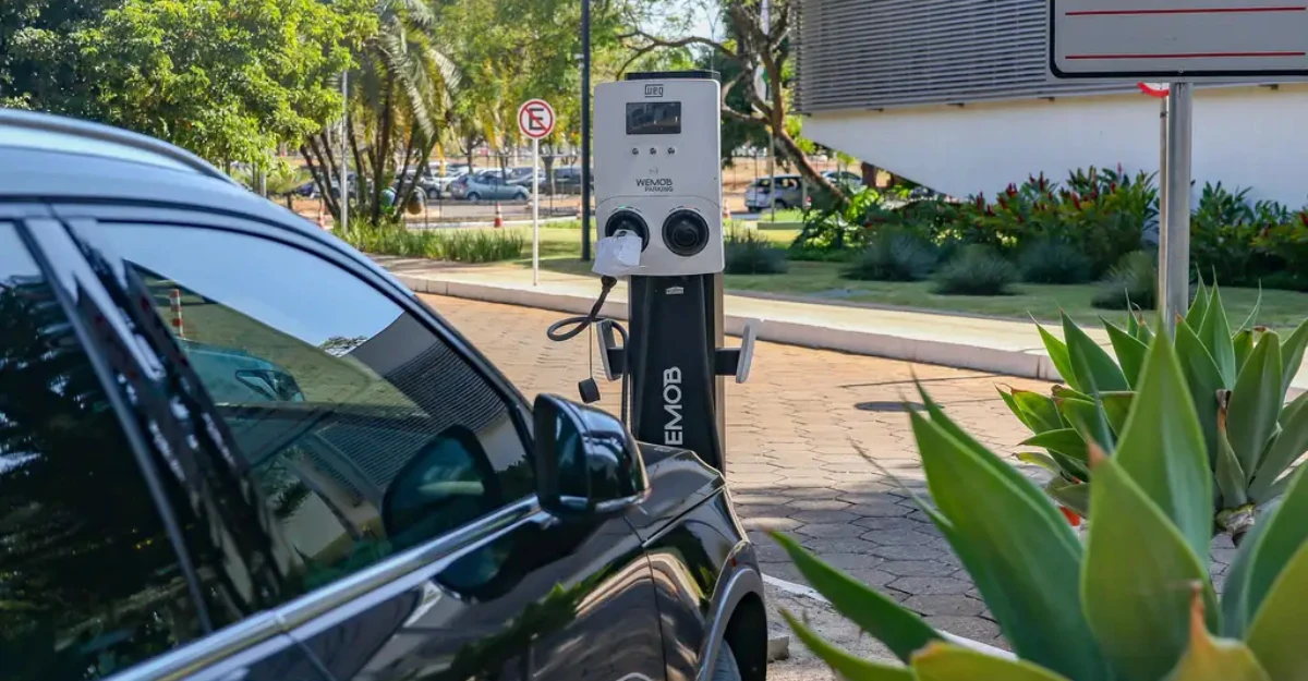 Com carros elétricos em alta, especialista esclarece dúvidas sobre a bateria dos veículos