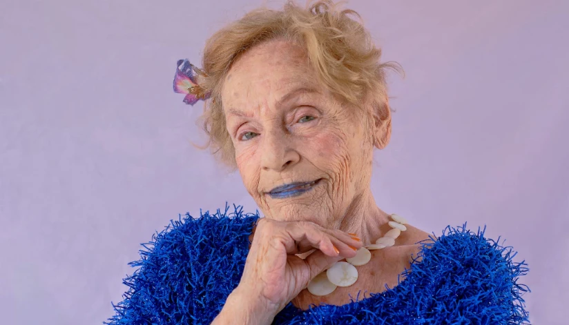 “Brechó Escalafobético” celebra as peças excêntricas e extravagantes da artista Célia Regina