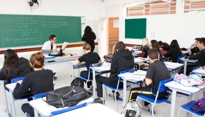 Governo do Paraná autoriza volta das aulas presenciais no estado