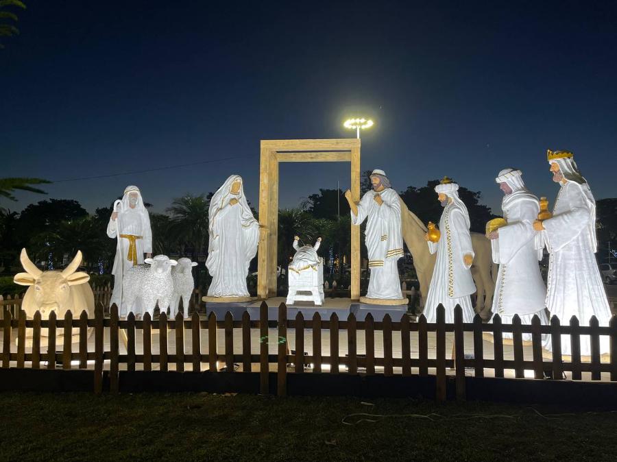 Decorações da Maringá Encantada iluminam o Centro e o Parque do Japão; veja fotos 