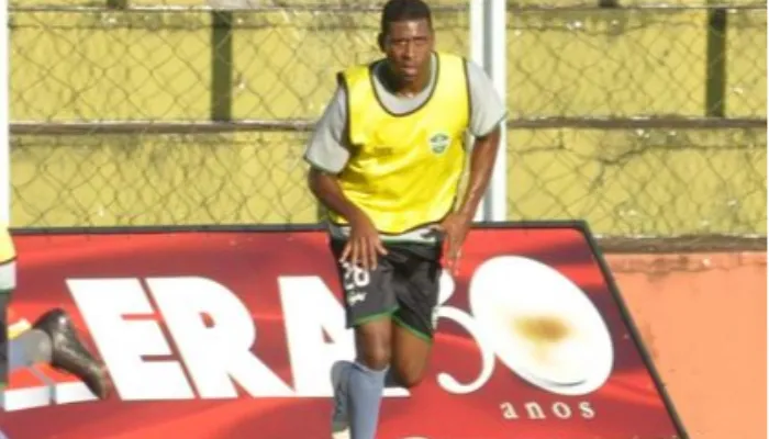 Ex-atacante do Flamengo, Diogo, morre após colidir com um poste em Maringá