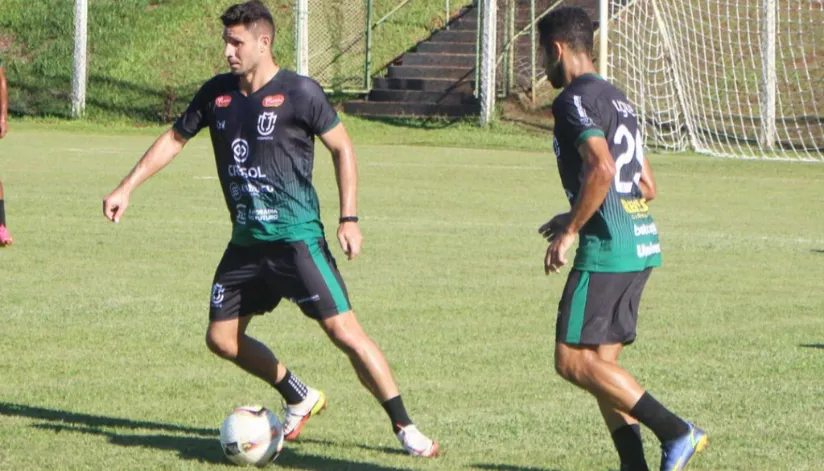 A foto mostra dois jogadores do Maringá disputando a bola.