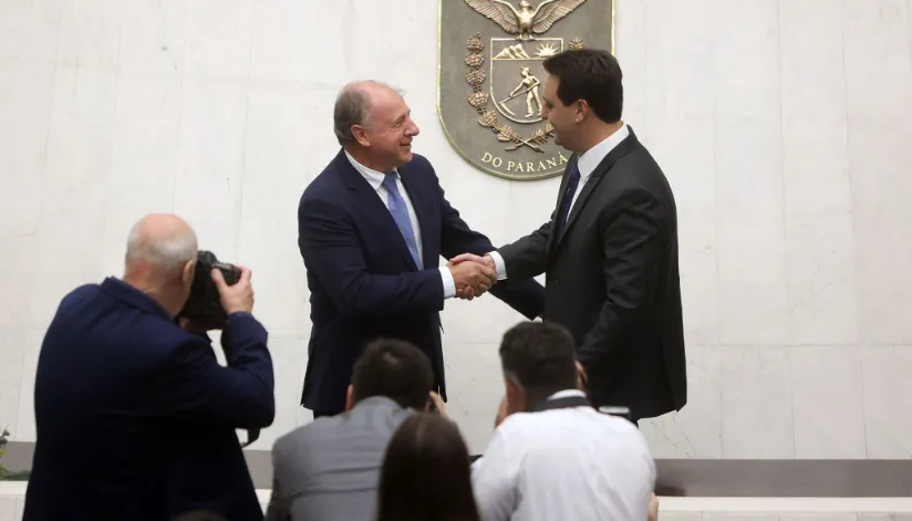 A foto mostra o governador Ratinho Junior apertando a mão do chefe da Casa Civil, João Carlos Ortega.