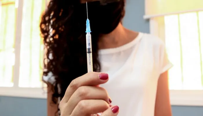 Novo intervalo da vacinação com doses de Coronavac e Astrazeneca é divulgado