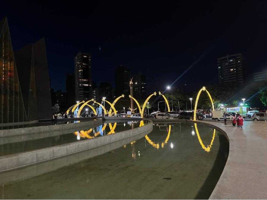 Decorações da Maringá Encantada iluminam o Centro e o Parque do Japão; veja fotos 