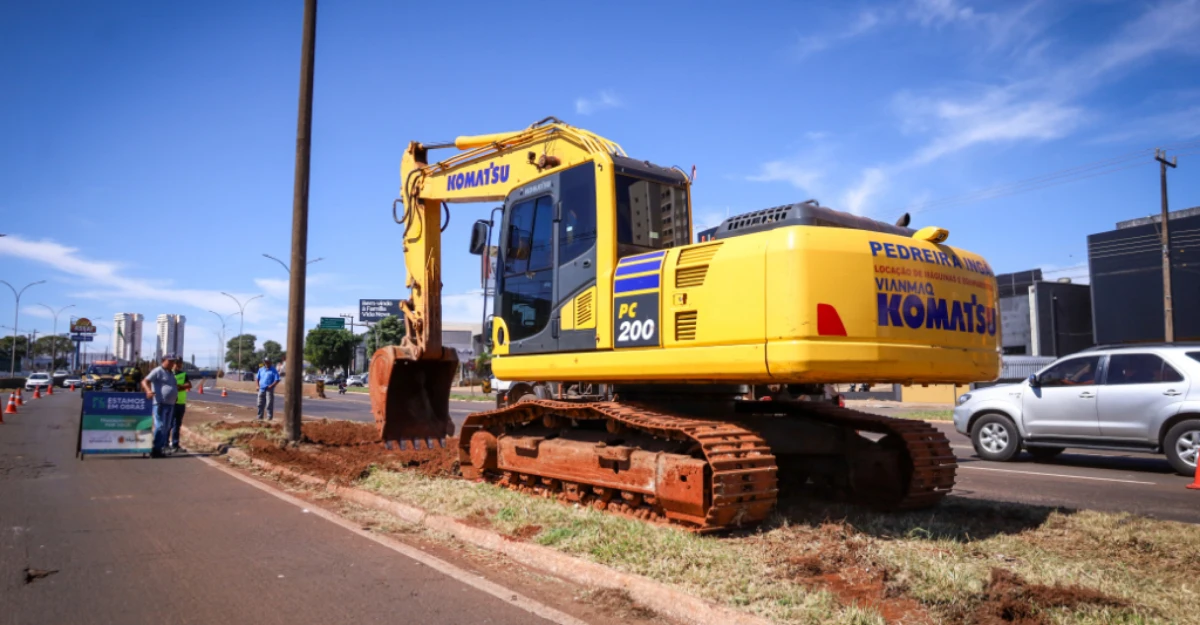 Prefeitura coloca blocos de concreto na Avenida Colombo para evitar travessia irregular de pedestres