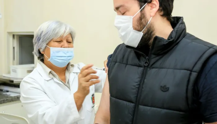 Com atraso na entrega de vacinas, Maringá mantém imunização de população geral com 42 anos ou mais