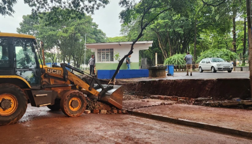 Chuva e ventos fortes deste domingo (7) derrubam muro do Cemitério Municipal de Maringá