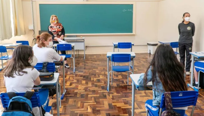 Governo do Paraná prioriza retorno do ensino presencial no estado
