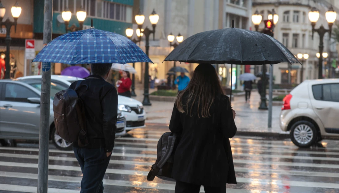 Frente fria traz chuva e temperaturas mais baixas para o Paraná, mostra previsão do Simepar Frente fria traz chuva e temperaturas mais baixas para o Paraná, mostra previsão do Simepar