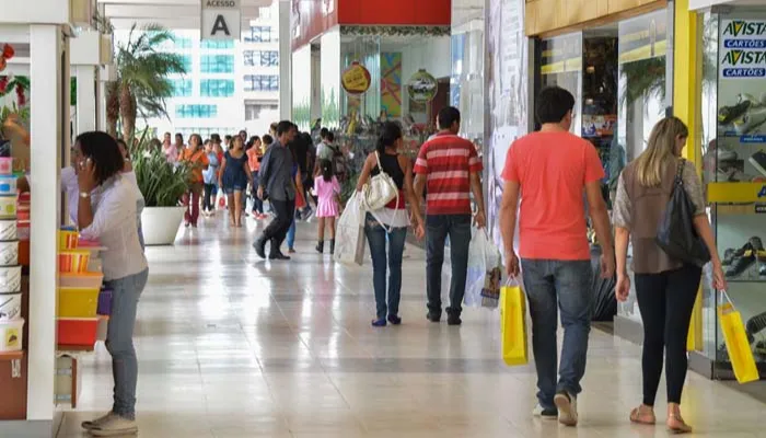 Comércio e shoppings de Maringá poderão abrir neste sábado (17)