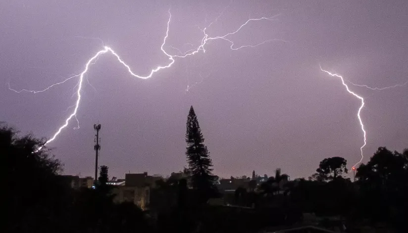 Inmet emite alerta laranja de tempestade no Paraná; saiba mais