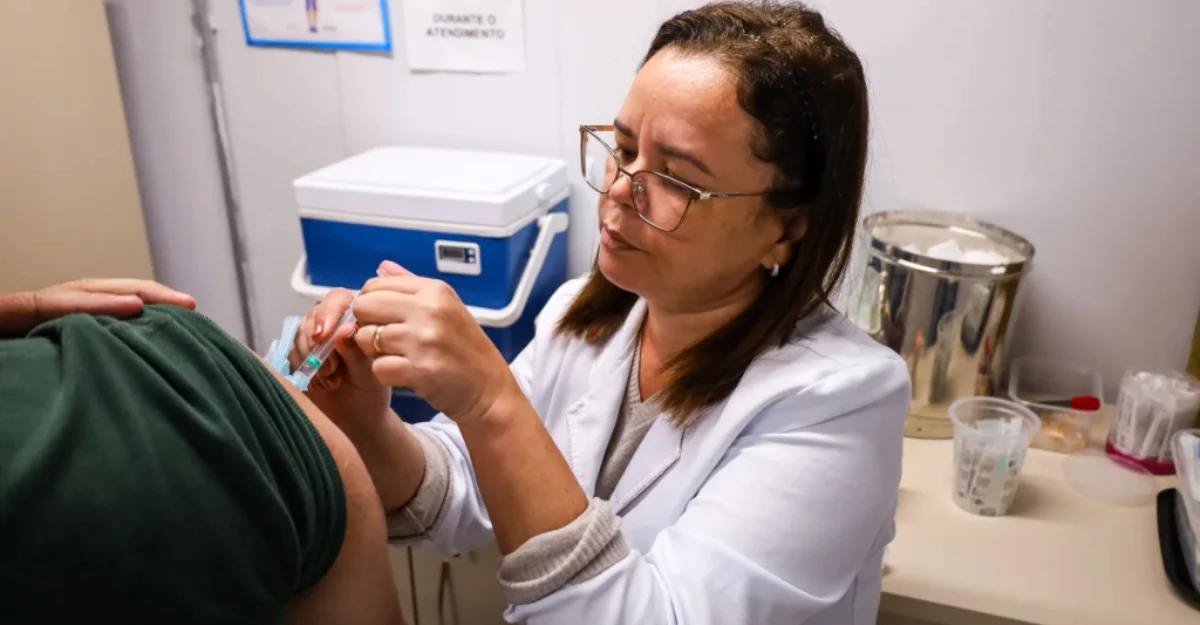 Vacina contra gripe fica disponível para toda população de Maringá neste mês