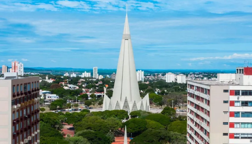 A foto mostra a catedral de Maringá, vista de cima.