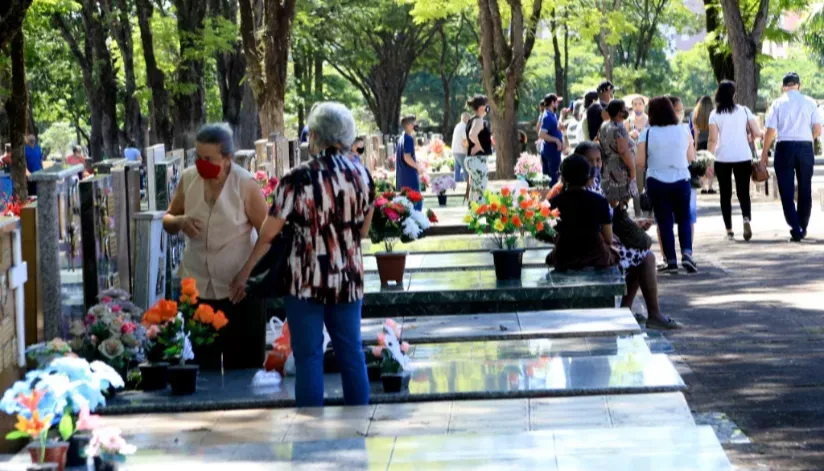 Veja os horários das missas nos cemitérios de Maringá neste sábado (2), Dia de Finados