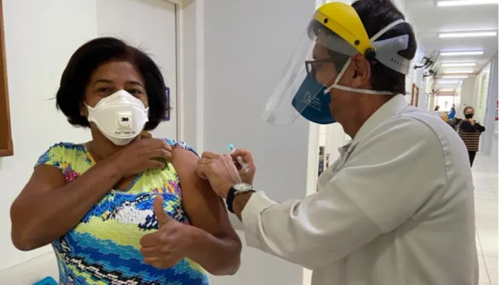 População geral com 38 anos ou mais pode se vacinar nesta segunda-feira (5) em Maringá