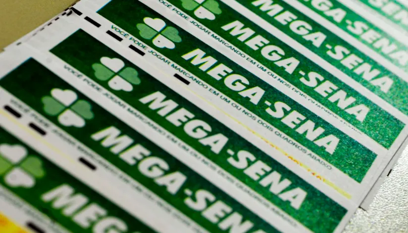 A foto mostra sete bilhetes da mega-sena sobrepostos.
