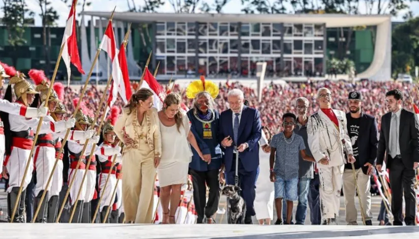 A foto mostra Lula e os demais representantes da sociedade civil subindo a rampa do palácio do Planalto.