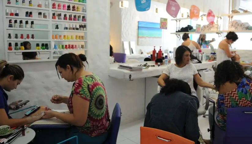 Anvisa proíbe substâncias utilizadas em unhas de gel; saiba quais