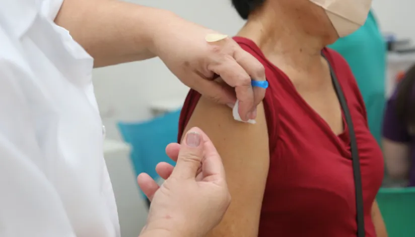 Maringá inicia aplicação da vacina bivalente em trabalhadores da saúde com mais de 40 anos