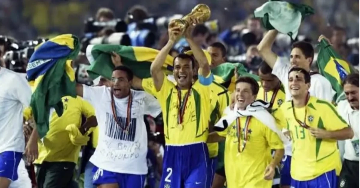Cinco jogadores do Brasil tinham apenas um ano na conquista do penta; dois não eram nascidos
