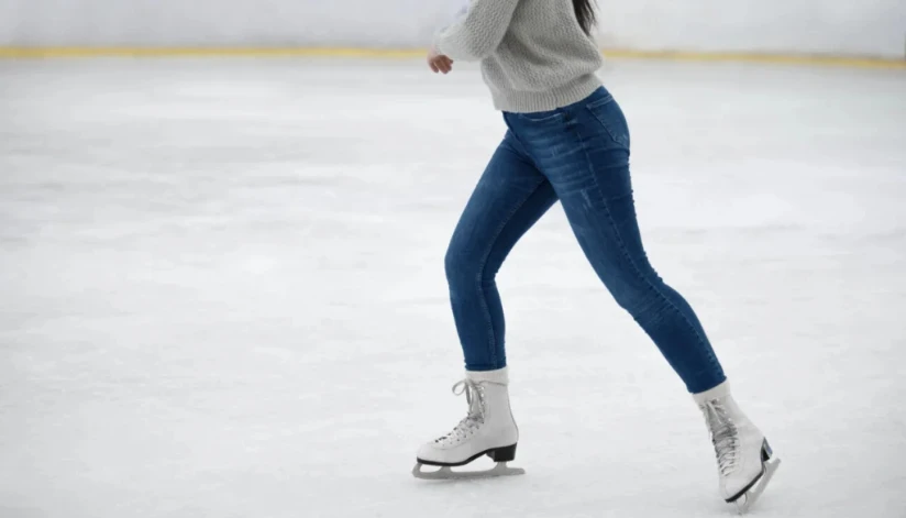 Confira o horário de funcionamento da pista de patinação no gelo da Maringá Encantada 2025
