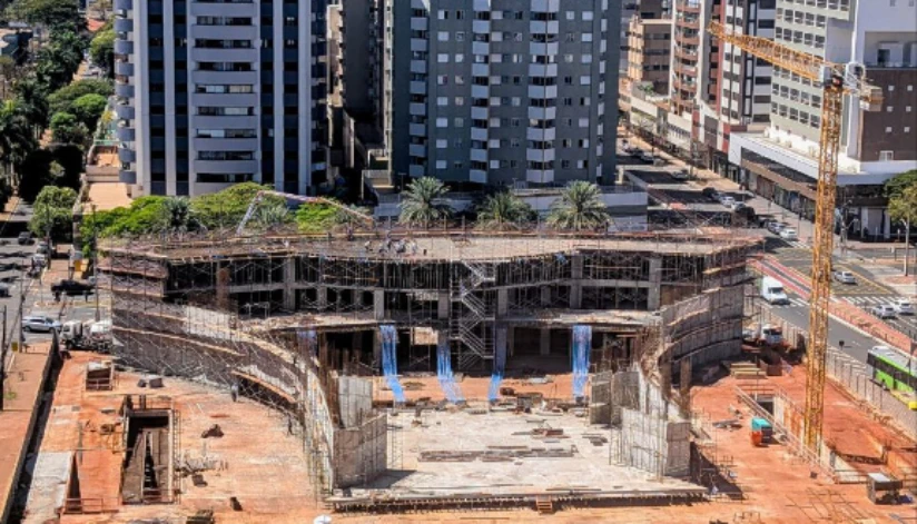 Confira detalhes da construção do Centro de Eventos Oscar Niemeyer, na região central de Maringá