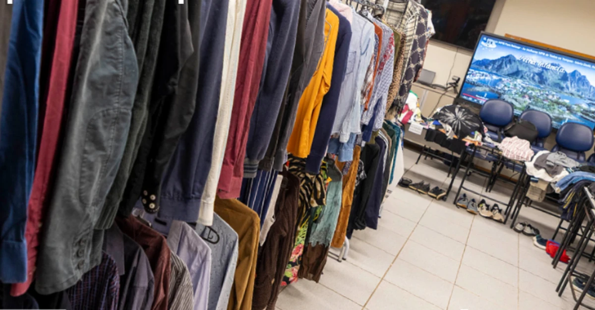 Bazar 'Cabide Universitário' promove distribuição e troca de roupas e acessórios na UEM