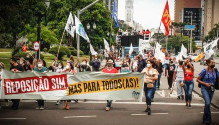 Professores do Paraná entram em greve por reajuste de salários