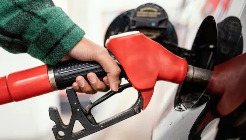 Preço da gasolina em Maringá tem queda de R$ 0,60 após limitação dos impostos
