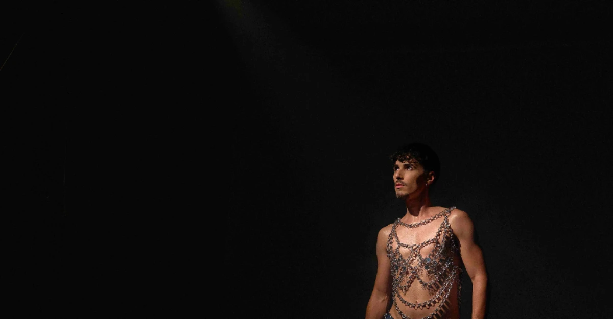 ‘Neblina’ leva ao palco memórias e relatos LGBT+ em monólogo sobre autonomia e pertencimento