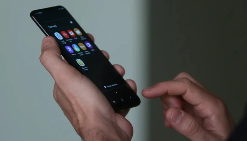 Pesquisa mostra que veto a celular leva 80% dos alunos a prestar mais atenção nas aulas