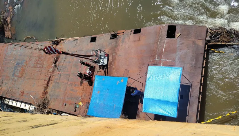 Após quase quatro meses, balsa que colidiu na ponte de Floresta será retirada