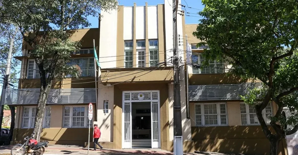 Prefeitura de Foz do Iguaçu abre concurso com salários de até R$ 21,6 mil