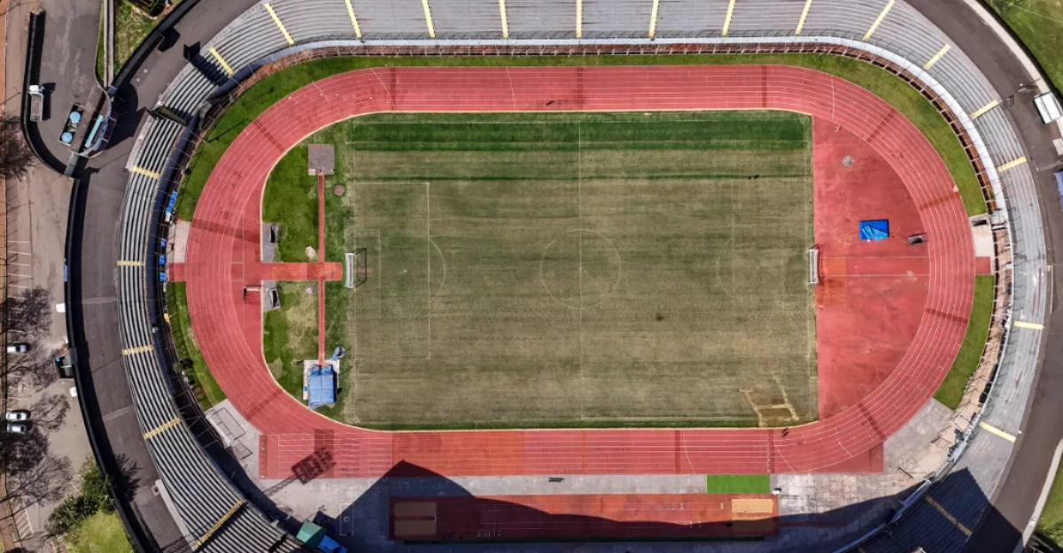 Campo do estádio Willie Davids passa por processos de recuperação após infestação de pragas