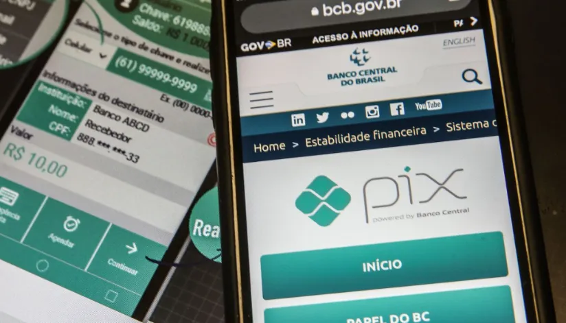 A foto mostra dois celulares abertos na página do Pix no site do Banco Central.