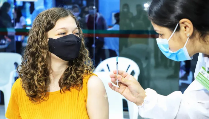 Paraná recebe lote com 90 mil doses destinado a vacinação de adolescentes com comorbidades